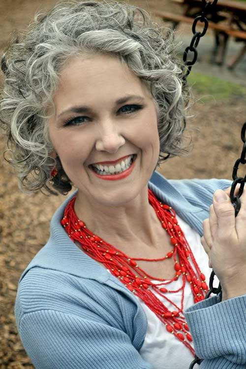 Short Hairstyles for Curly Hair Over 50-8