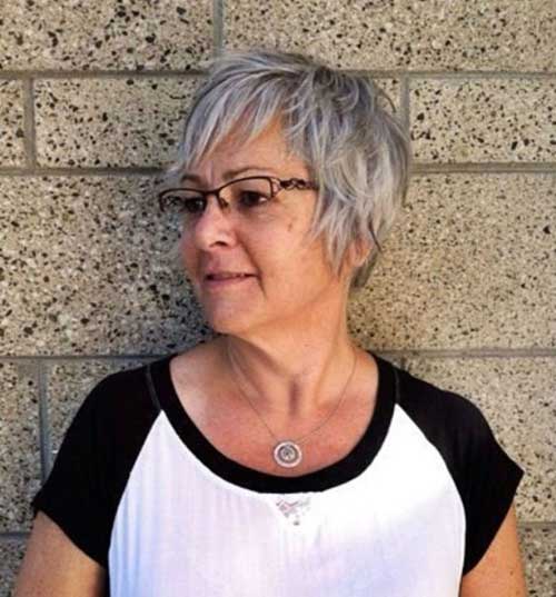 Short Haircuts for Women Over 50-24